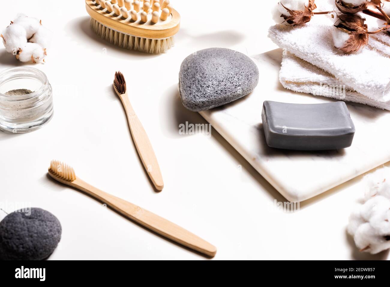 Accessori naturali per il bagno su sfondo bianco Foto Stock
