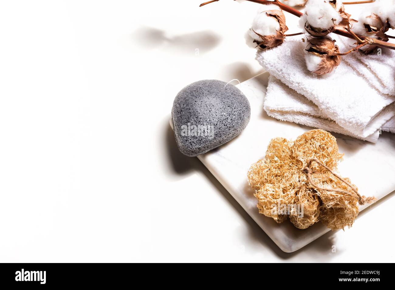 Accessori naturali per il bagno su sfondo bianco Foto Stock