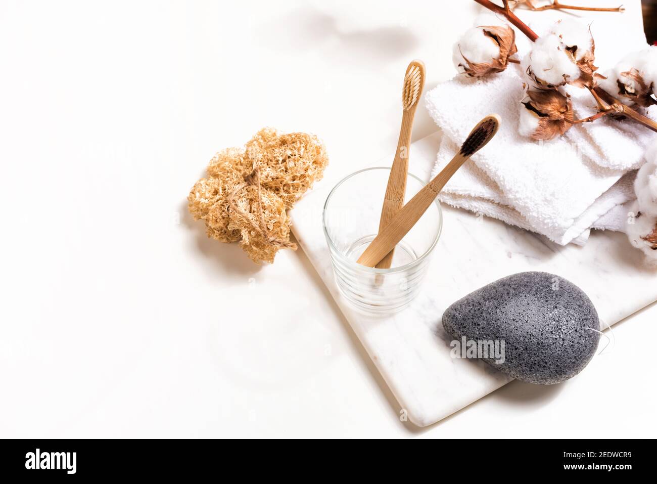 Accessori naturali per il bagno su sfondo bianco Foto Stock