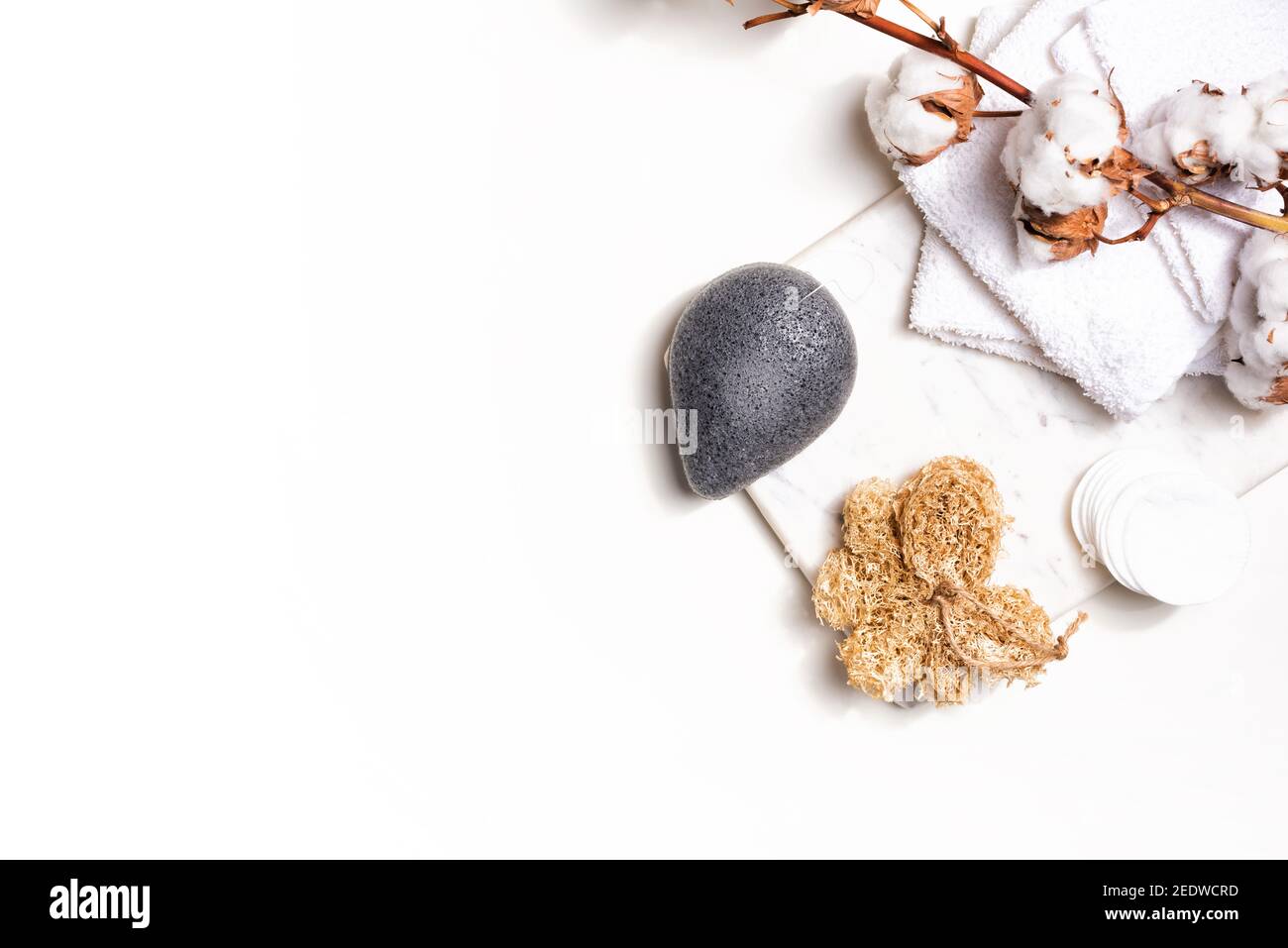 Accessori naturali per il bagno su sfondo bianco Foto Stock