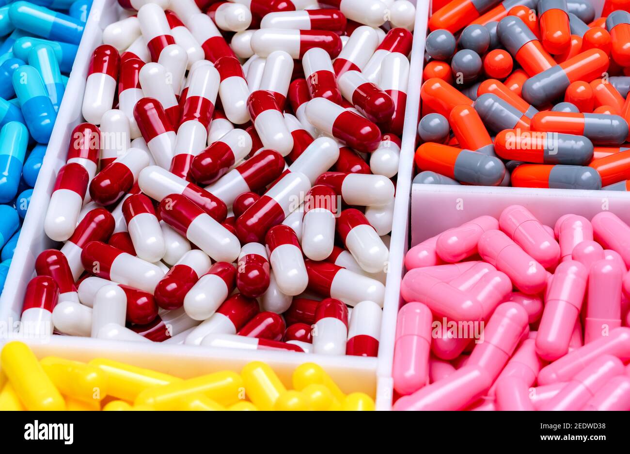 Capsule pillole in plastica vassoio industria farmaceutica. Produzione di  farmaci. Concetto farmaceutico. Vitamine e integratori capsule. Rosso,  bianco, arancione Foto stock - Alamy