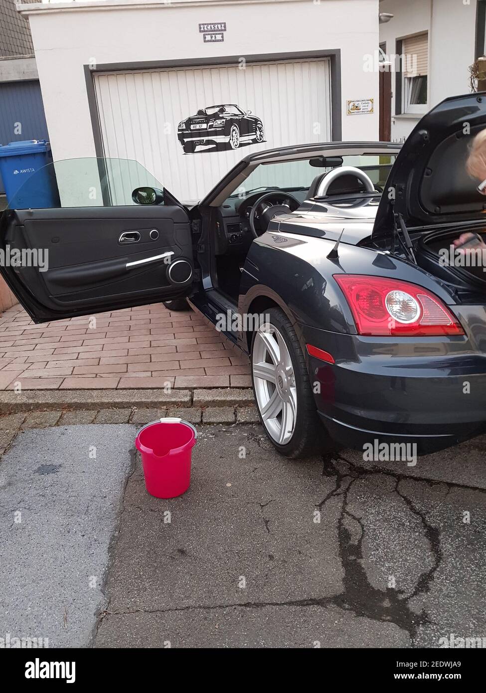 HEILIGENHAUS, NRW, GERMANIA - 26 FEBBRAIO 2019: Vista posteriore e laterale di una Chrysler Crossfire Convertibile costruita tra febbraio 2003 e dicembre 2007 b Foto Stock