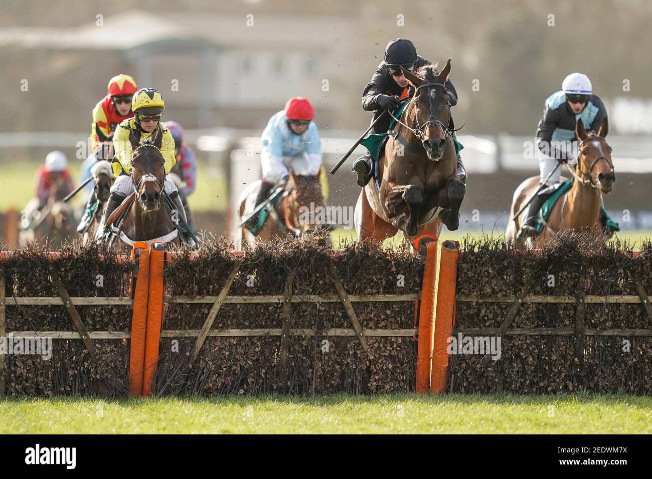 Harry Skelton Riding Benny's Oscar libera l'ultimo sulla strada per vincere l'hurdle dei Paddy Power Novices all'ippodromo di Warwick. Data immagine: Lunedì 15 febbraio 2021. Foto Stock