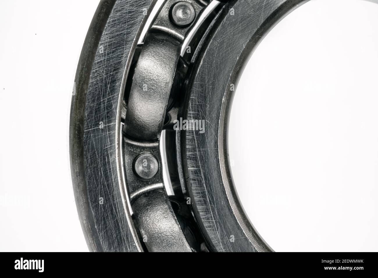 Un dettaglio delle sfere di un nuovo cuscinetto a sfere in metallo pulito su uno sfondo bianco. Foto Stock