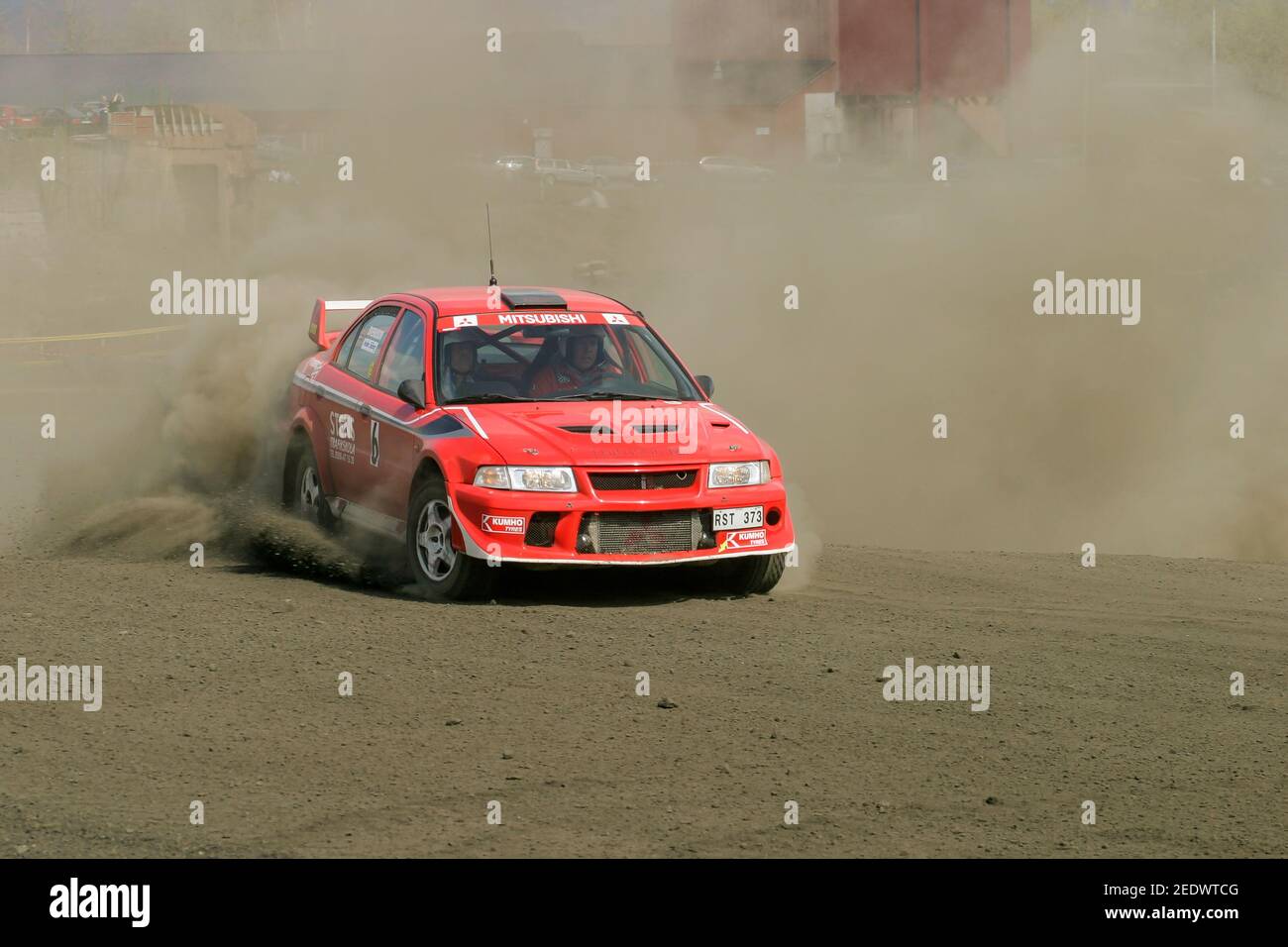 Rally Car su una pista polverosa, lasciando dietro una nuvola di polvere. Foto Stock