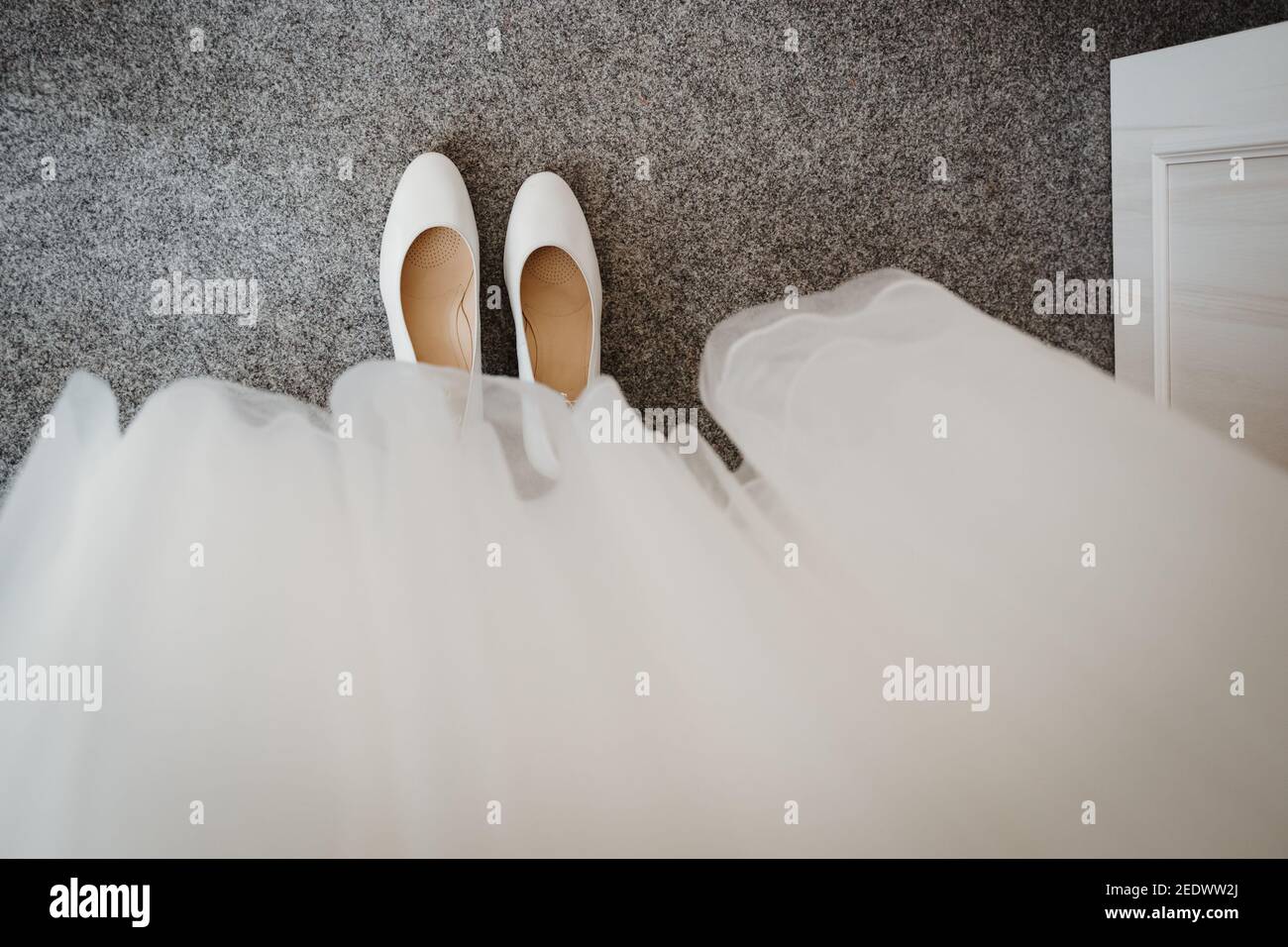 scarpe da sposa sotto il suo vestito Foto Stock