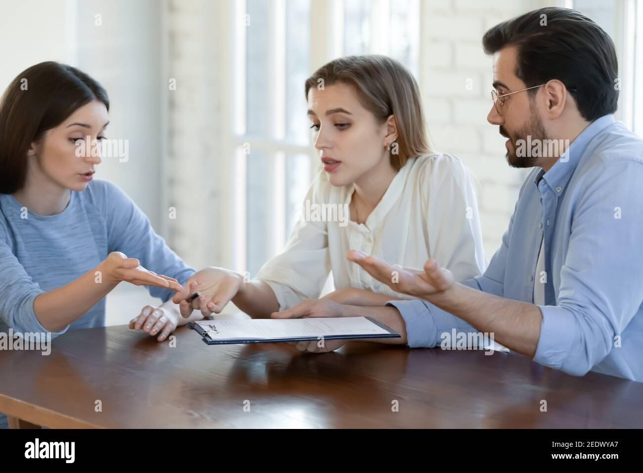 Giovane coppia confuso insoddisfatto dei termini di contratto. Foto Stock