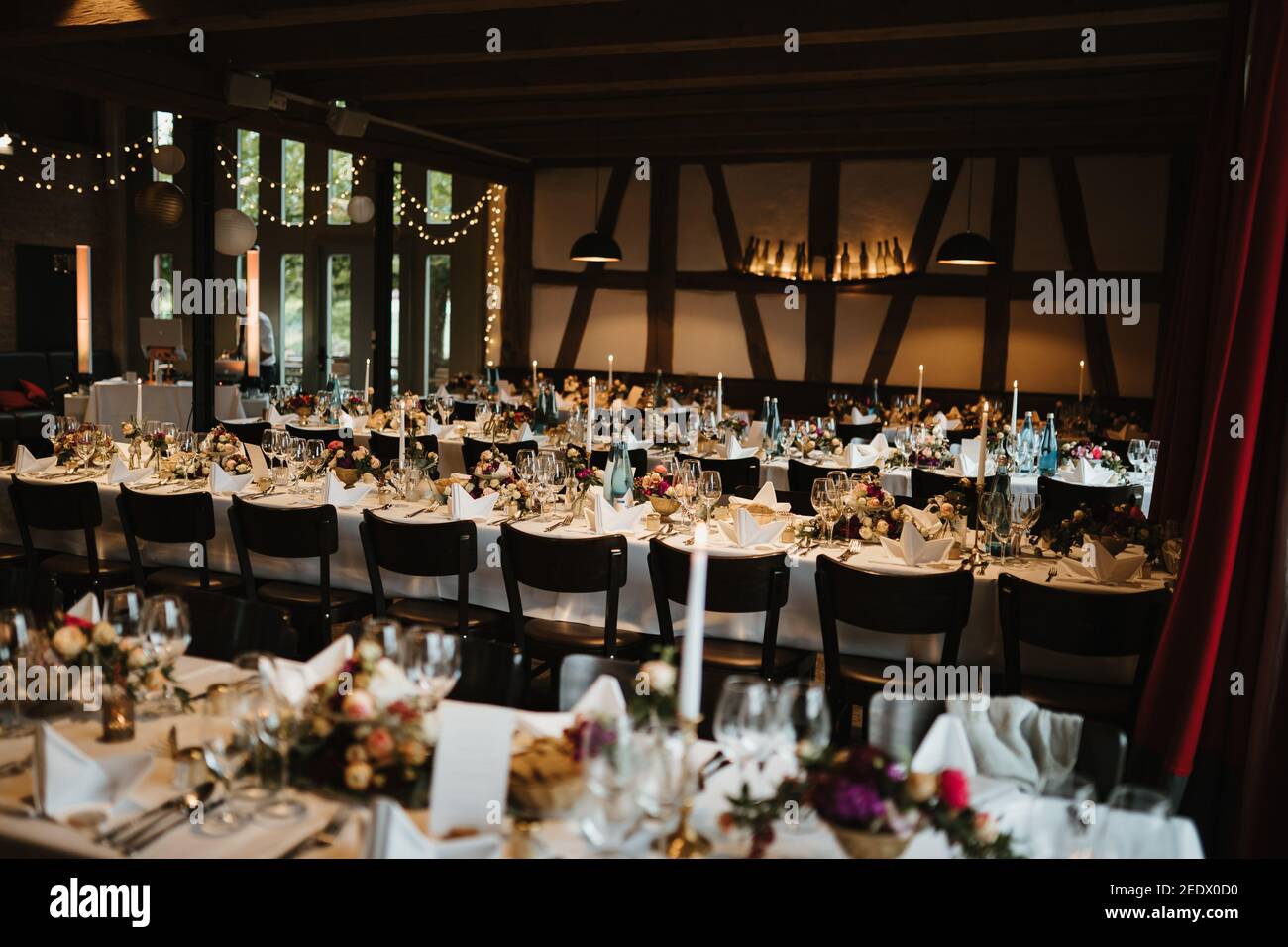 foto di lunghi tavoli in occasione di un matrimonio Foto Stock