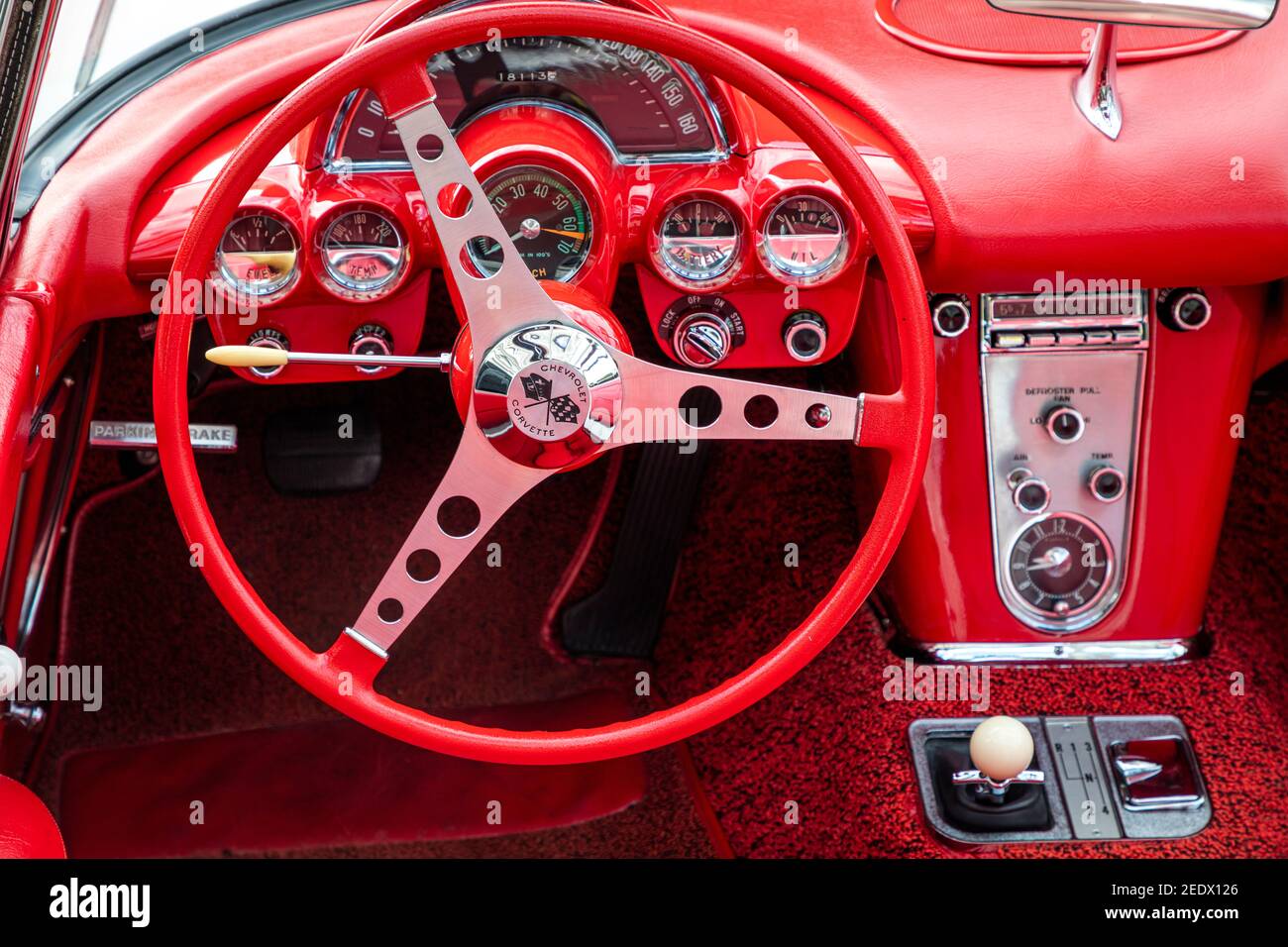 1962 arancione Chevrolet Corvette interni in mostra al 'Cars on Fifth' - Napoli, Florida, USA Foto Stock