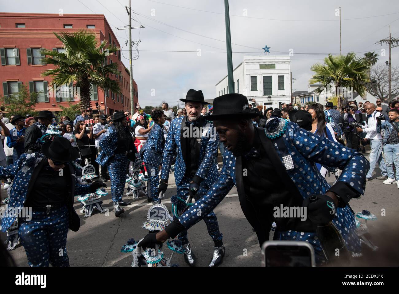 Treme Sidewalk Steppers, New Orleans Social Aid e Pleasure Club Second Line (Secondline) Parade danzatori sulla seconda linea Domenica. New Orleans. Foto Stock