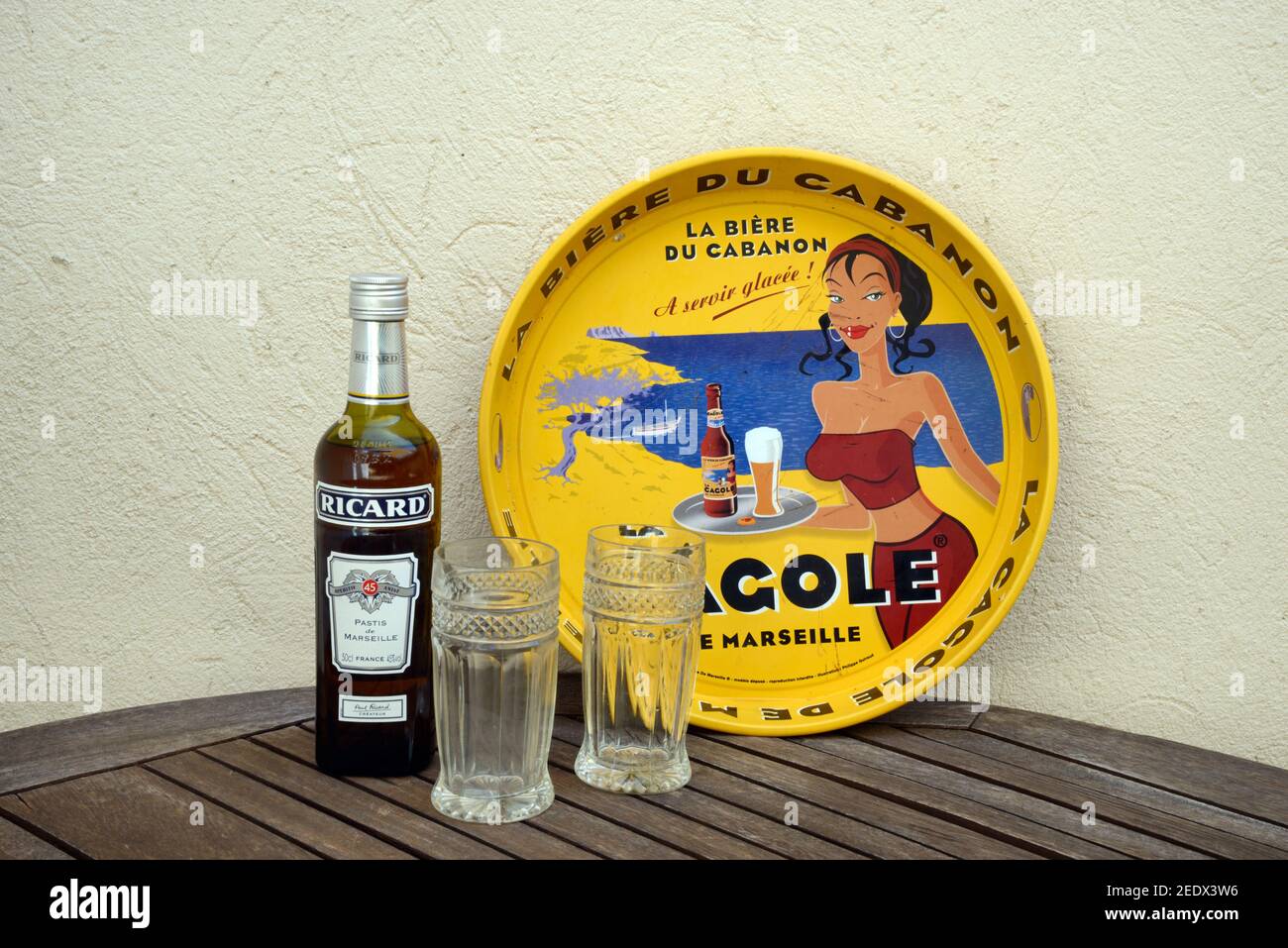 Pastis, bicchieri e vassoio di birra con caricatura di Busty Waitress Marsiglia Provenza Francia Foto Stock