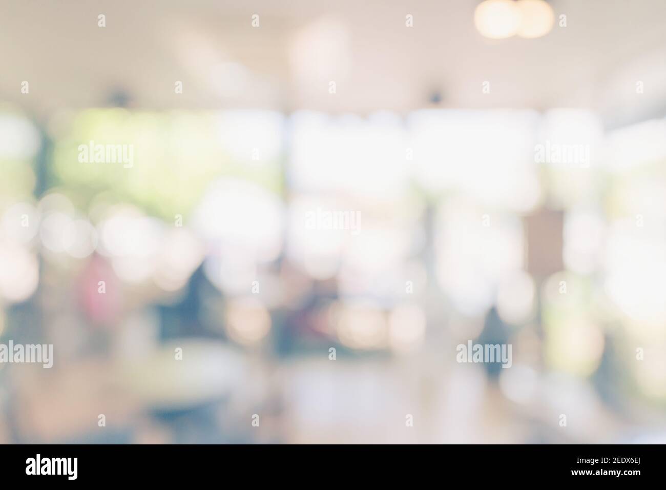 Tabella di luce offuscata astratta in caffetteria e bar con sfondo bokeh. Modello di visualizzazione del prodotto. Foto Stock