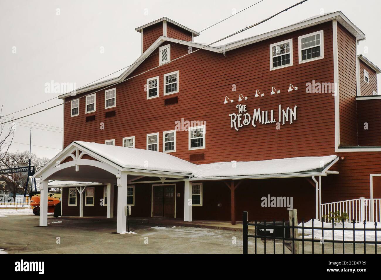 Baldwinsville, New York, Stati Uniti. 7 febbraio 2021. L'hotel simbolo locale, il Red Mill Inn tra il Fiume Seneca e l'Erie Canal Lock 24 a Baldwi Foto Stock