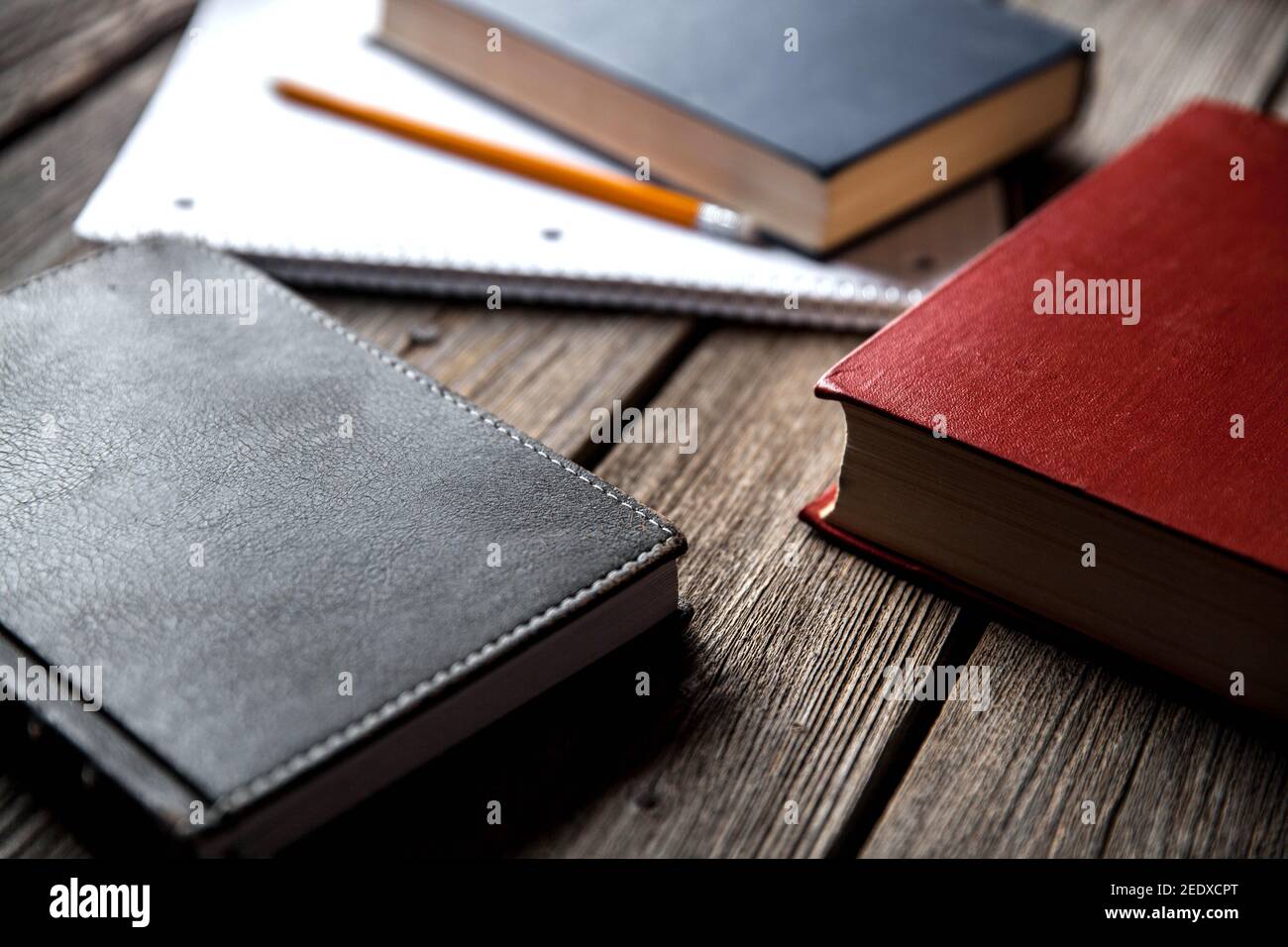 Concetto di business, idee, libri e libro di esercizi su sfondo di legno con matite Foto Stock