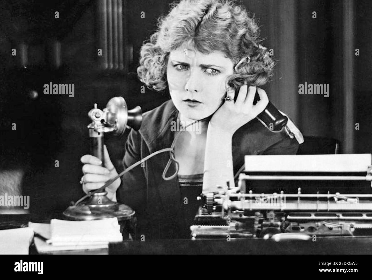 DONNA AL TELEFONO CIRCA 1920 Foto Stock