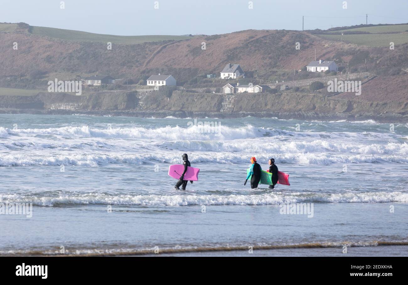 Red Strand, Cork, Irlanda. 15 febbraio 2021. Marie Bradley, Carol o'Sullivan e Mary Crowley approfittando del bel tempo per fare una nuotata mattutina a Red Strand, Co. Cork, Irlanda. - credito; David Creedon / Alamy Live News Foto Stock