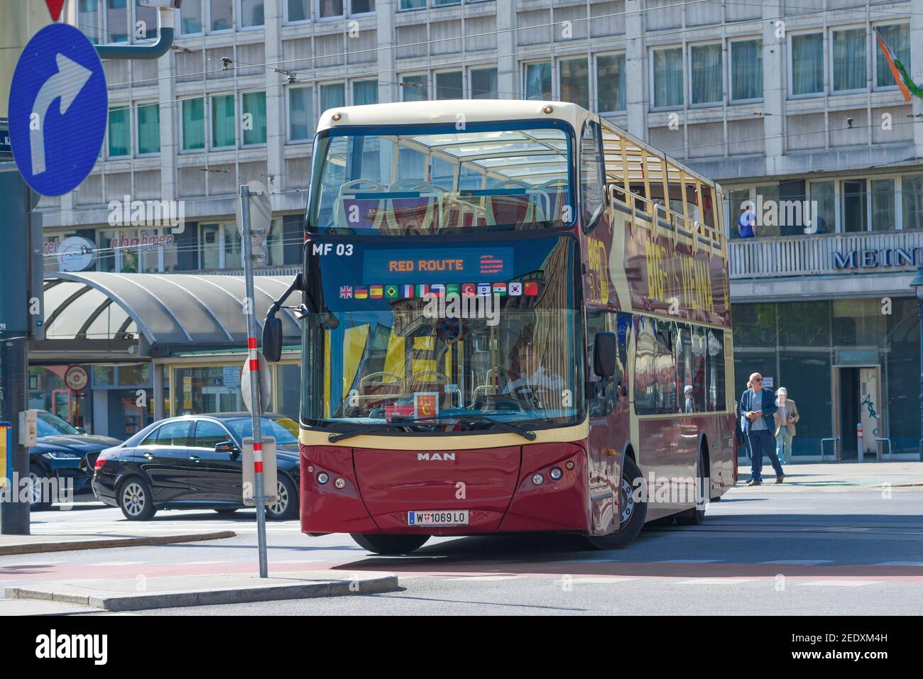 VIENNA, AUSTRIA - 25 APRILE 2018: Autobus turistico a due piani su una strada cittadina in una giornata di sole Foto Stock