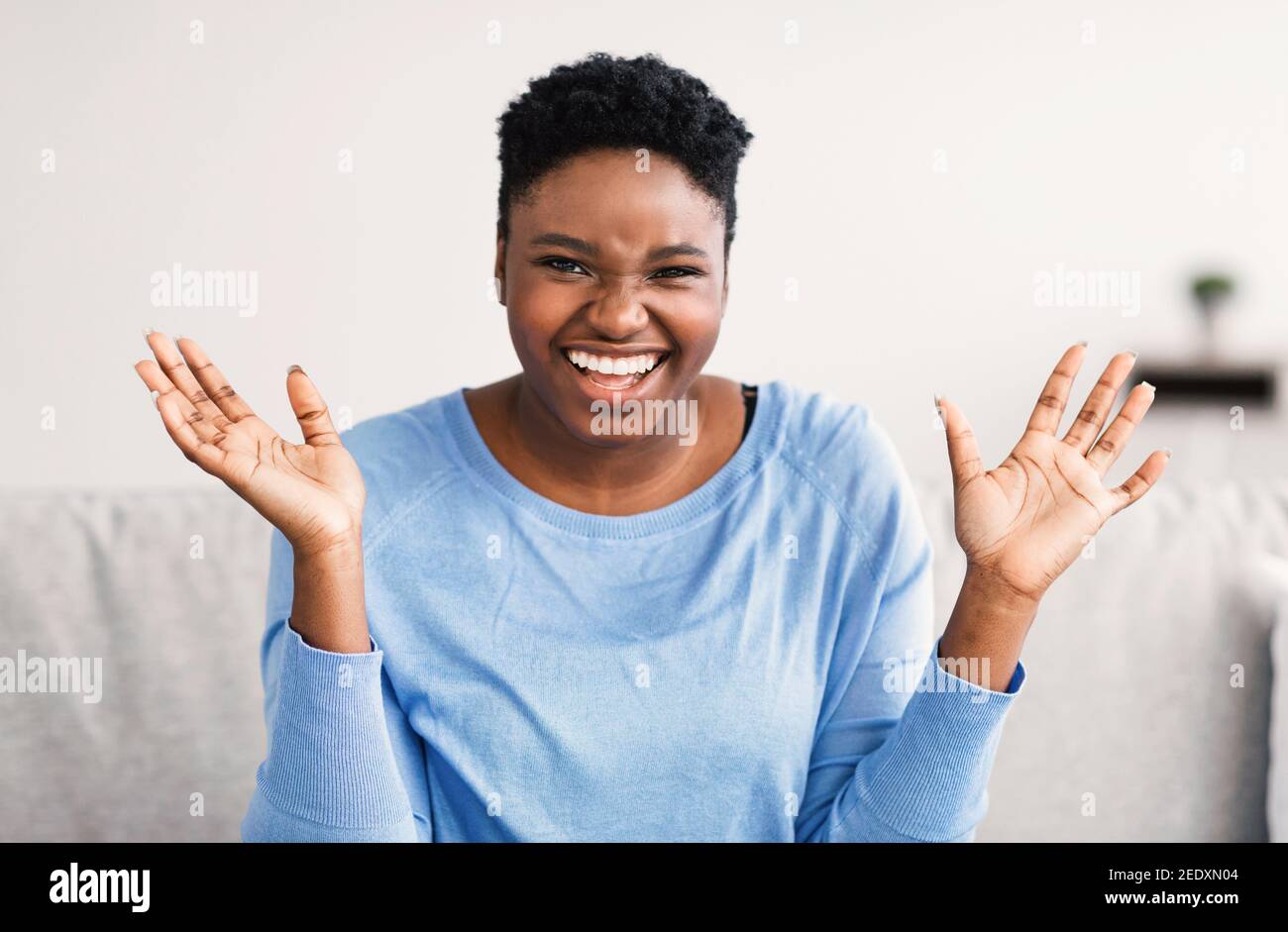 Ritratto di giovane donna nera casual ridendo Foto Stock