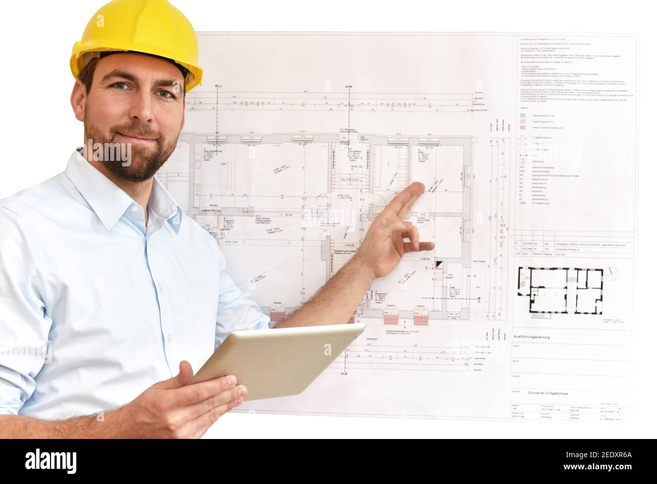 Architetto / ingegnere presso la sua scrivania la pianificazione della costruzione di una casa - sfondo bianco Foto Stock