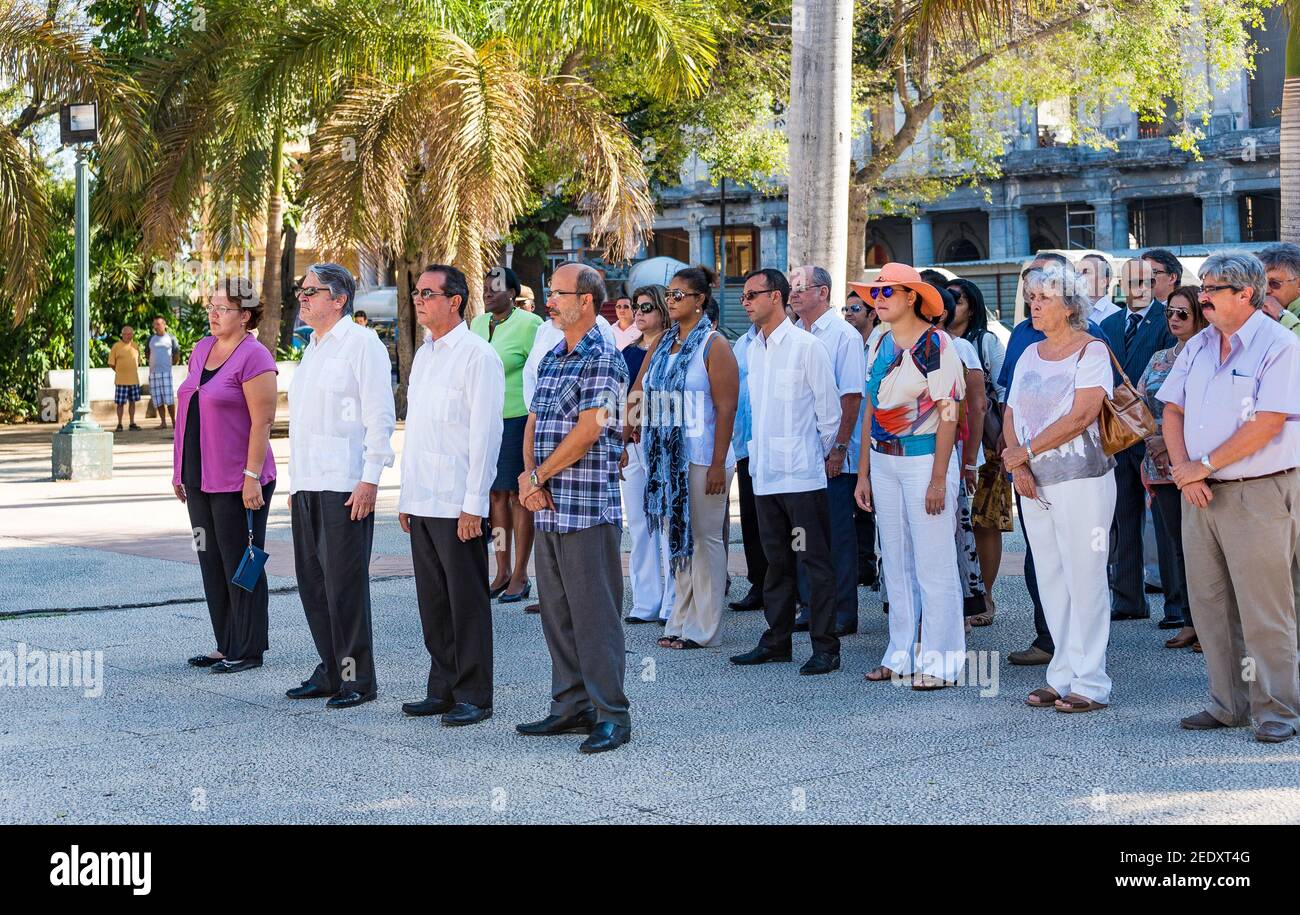 Gonzalo Mendoza Negri (seconda a sinistra a destra in prima fila), Ambasciatore cileno a Cuba, mette una corona di rose rosa nel monumento Jose Marti nel CEN Foto Stock