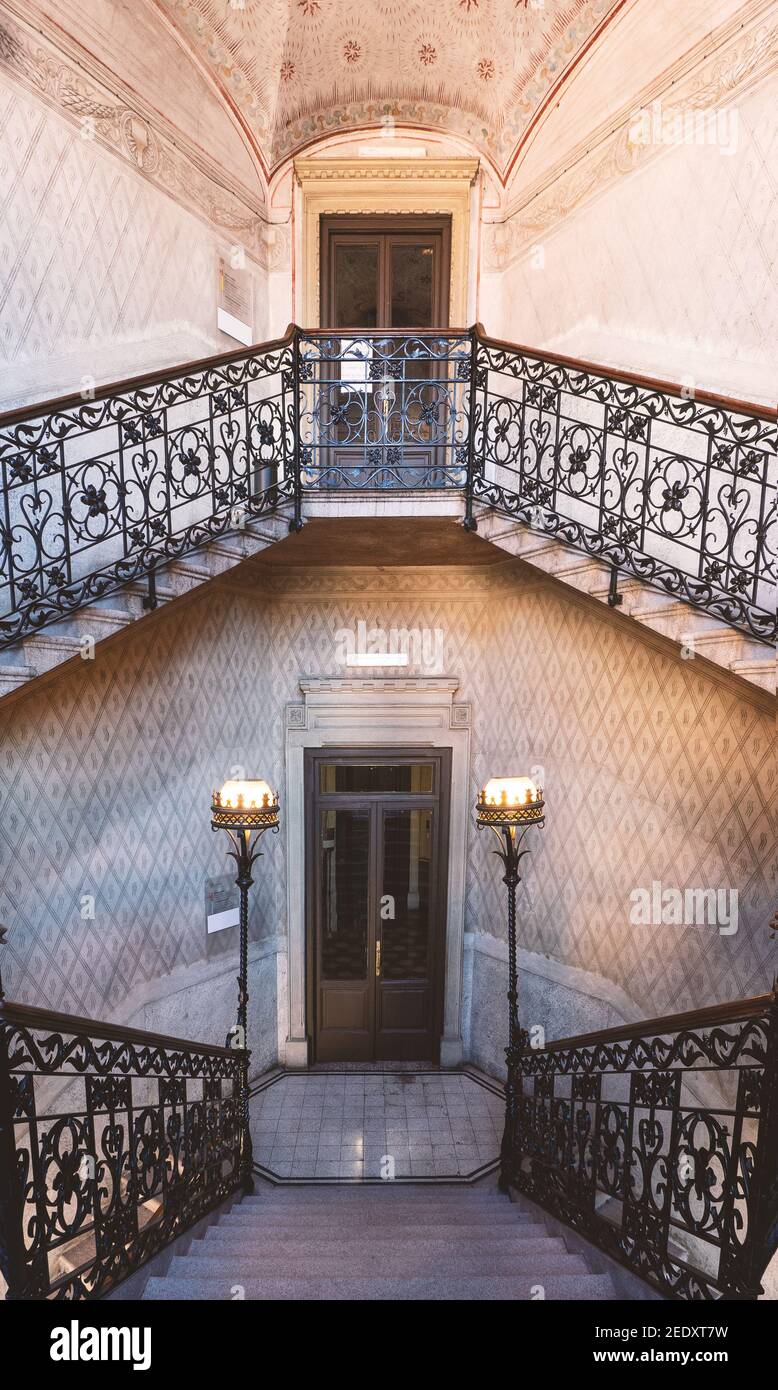 Interno dei primi anni '900, scala in stile Art Nouveau di un edificio del tempo.Legnano, città metropolitana di Milano, Italia. Foto Stock