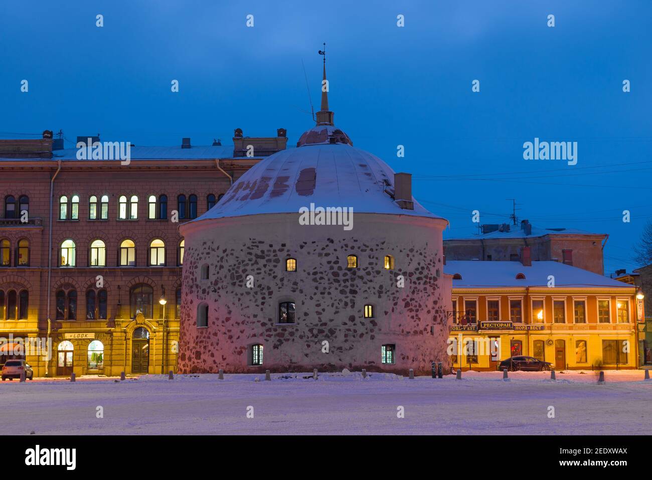 VYBORG, RUSSIA - 08 FEBBRAIO 2021: Primo piano della Old Round Tower la sera di febbraio Foto Stock