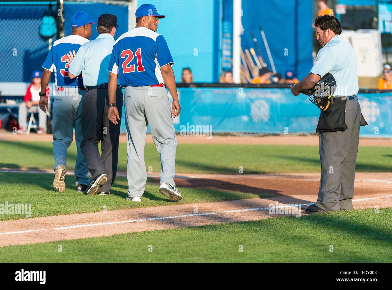 Toronto Panam Baseball 2015-Cuba vs Repubblica Dominicana: Il manager dominicano Denio Gonzales viene a terminare l'argomento e prende il suo allenatore via. Foto Stock