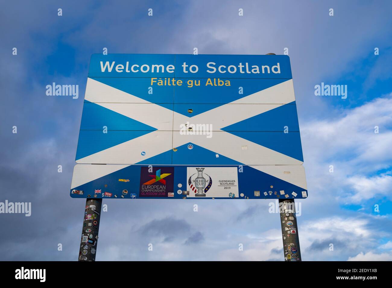 Lamberton, Scozia, Regno Unito. 15 Feb 2021. Vista del confine scozzese sulla A1 appena a nord di Berwick-upon-Tweed. Il primo ministro scozzese Nicola Sturgeon ha minacciato di chiudere il confine tra Scozia e Inghilterra perché le norme inglesi sulla quarantena che entrano in vigore oggi sono meno severe di quelle scozzesi. Iain Masterton/Alamy Live News Foto Stock