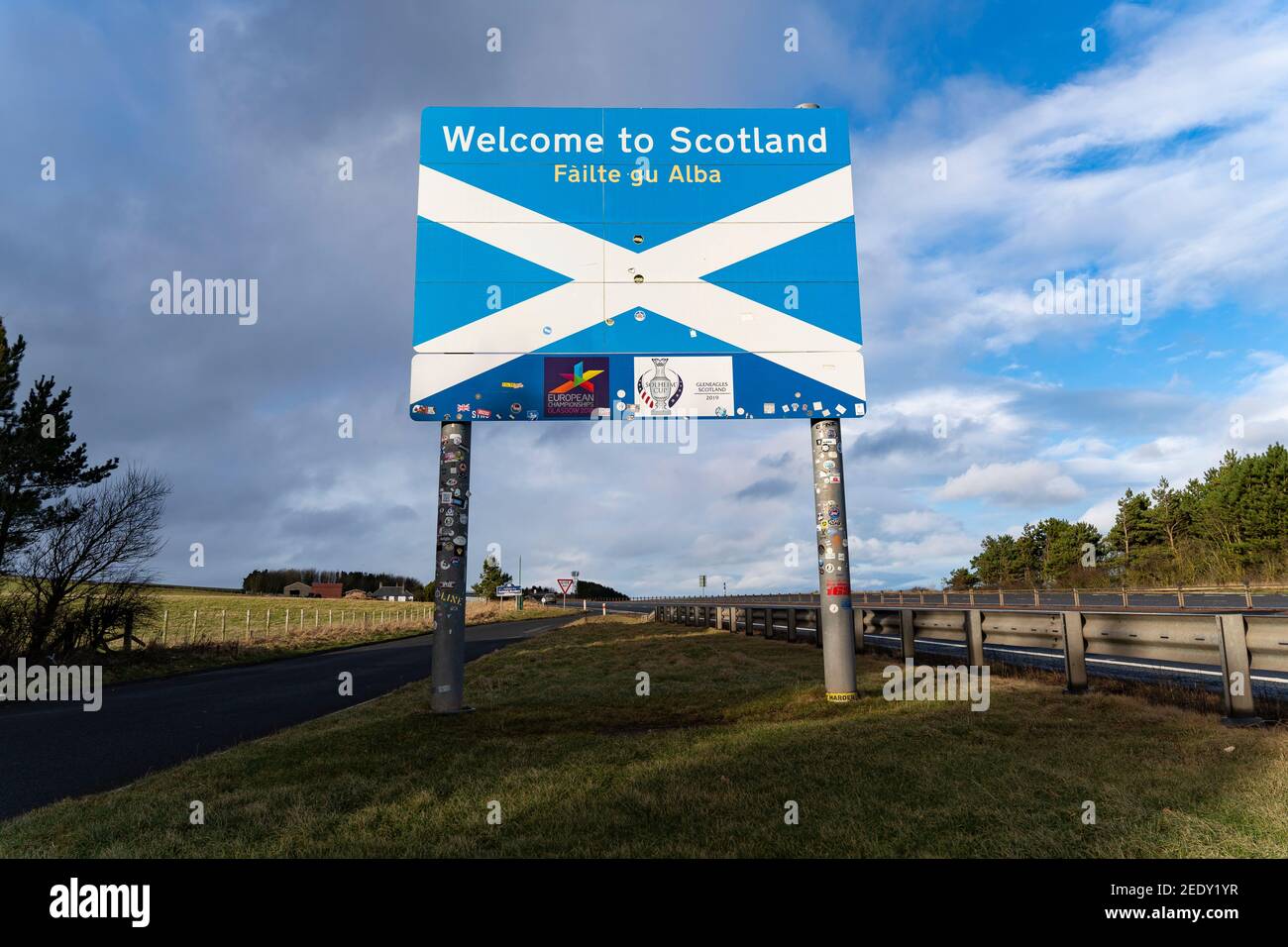 Lamberton, Scozia, Regno Unito. 15 Feb 2021. Vista del confine scozzese sulla A1 appena a nord di Berwick-upon-Tweed. Il primo ministro scozzese Nicola Sturgeon ha minacciato di chiudere il confine tra Scozia e Inghilterra perché le norme inglesi sulla quarantena che entrano in vigore oggi sono meno severe di quelle scozzesi. Iain Masterton/Alamy Live News Foto Stock