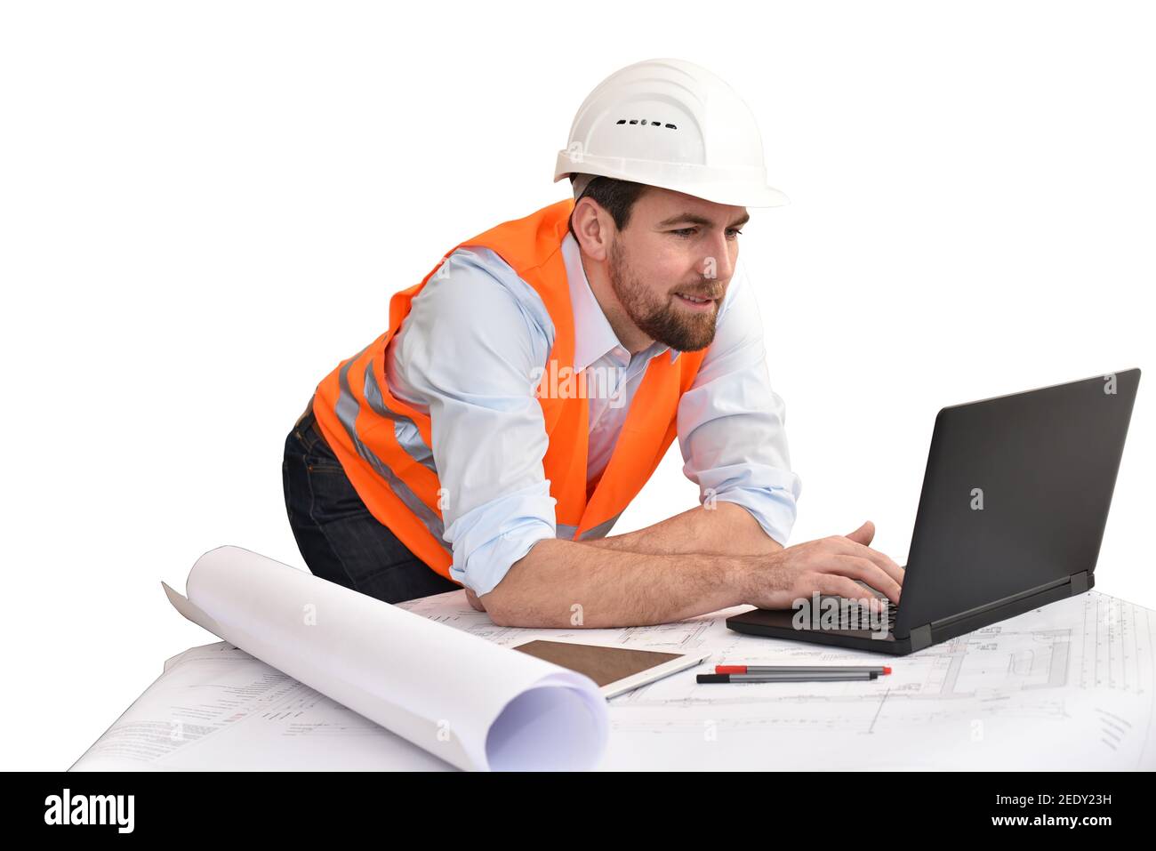 Architetto / ingegnere presso la sua scrivania la pianificazione della costruzione di una casa - sfondo bianco Foto Stock