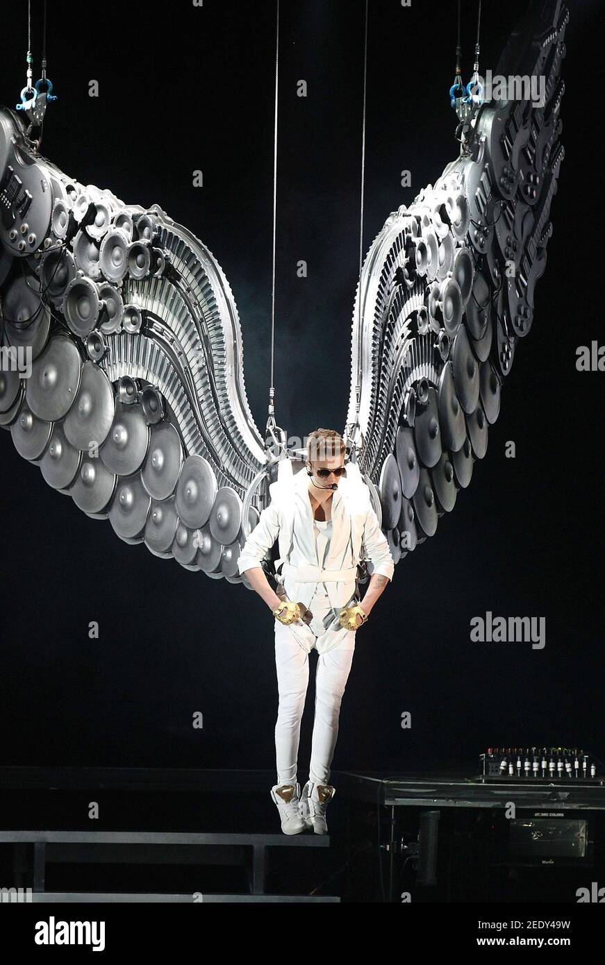 Londra, Regno Unito. 4th marzo 2013. Justin Bieber arriva elevato sopra il  palco indossando Angel Wings alla 02 Arena di Londra Foto stock - Alamy