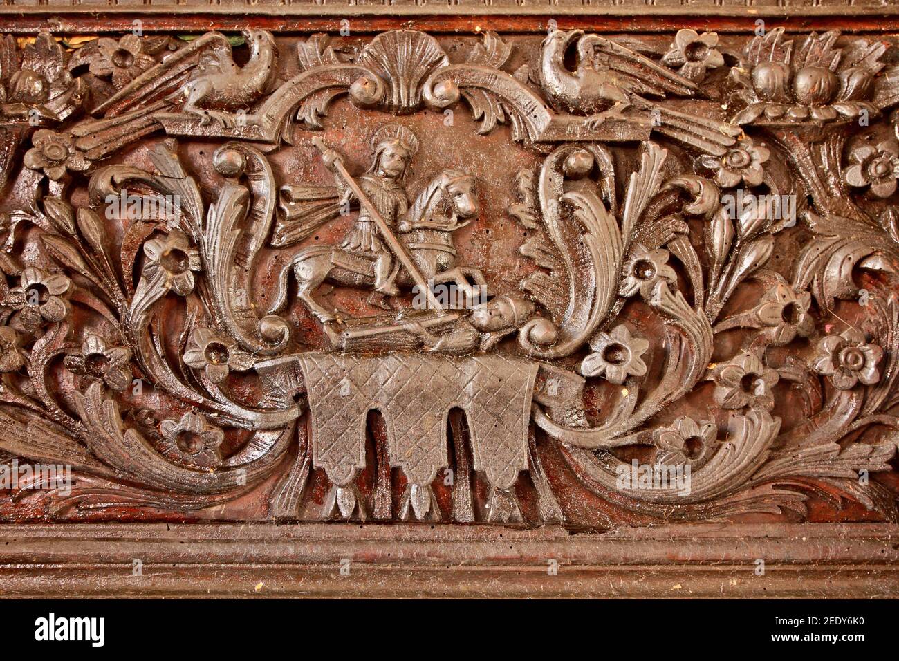 Dettaglio da un'iconostasi in legno che raffigura San Demetra (Agios Dimitrios) a cavallo e combattendo un demone, in una Chiesa greco-ortodossa. Foto Stock