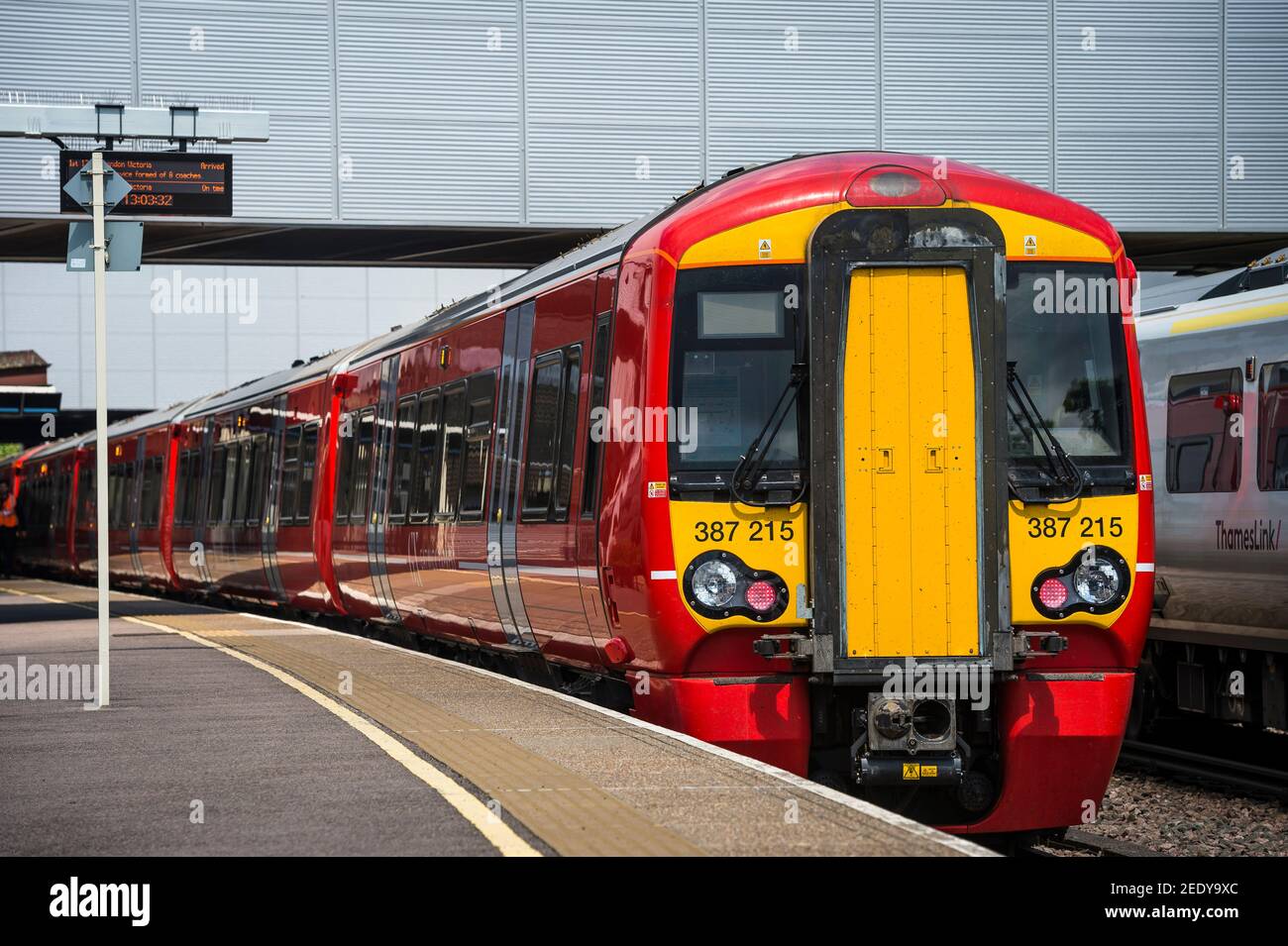 Treno ferroviario britannico classe 387 passeggeri in livrea Gatwick Express in attesa presso un binario della stazione ferroviaria, Inghilterra. Foto Stock