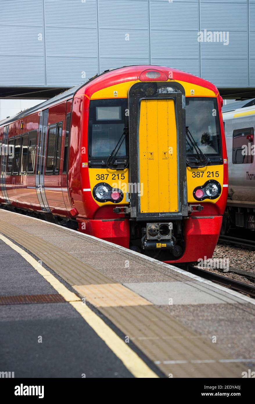 Treno ferroviario britannico classe 387 passeggeri in livrea Gatwick Express in attesa presso un binario della stazione ferroviaria, Inghilterra. Foto Stock