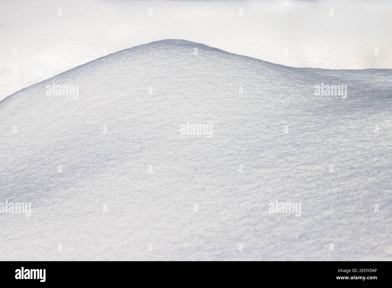 Neve coperta invernale. Dima di neve fresca. Paesaggio coperto di neve. Fiocco di neve e tumulo di ghiaccio Foto Stock