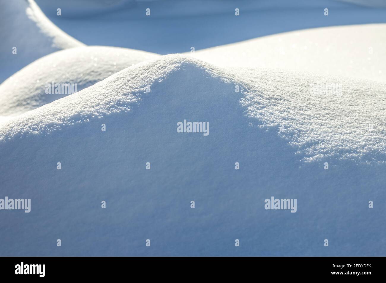 Modello neve fresca invernale coperta. Paesaggio coperto di neve. Fiocco di neve e tumulo di ghiaccio Foto Stock