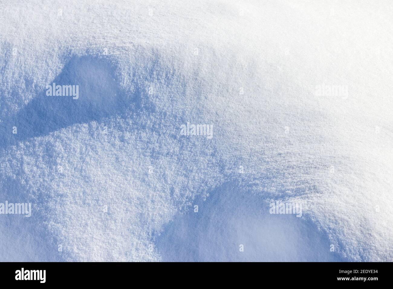 Vista invernale della collina coperta di neve dall'alto. Carta da parati fresca da neve. Paesaggio coperto di neve. Fiocco di neve e tumulo di ghiaccio Foto Stock