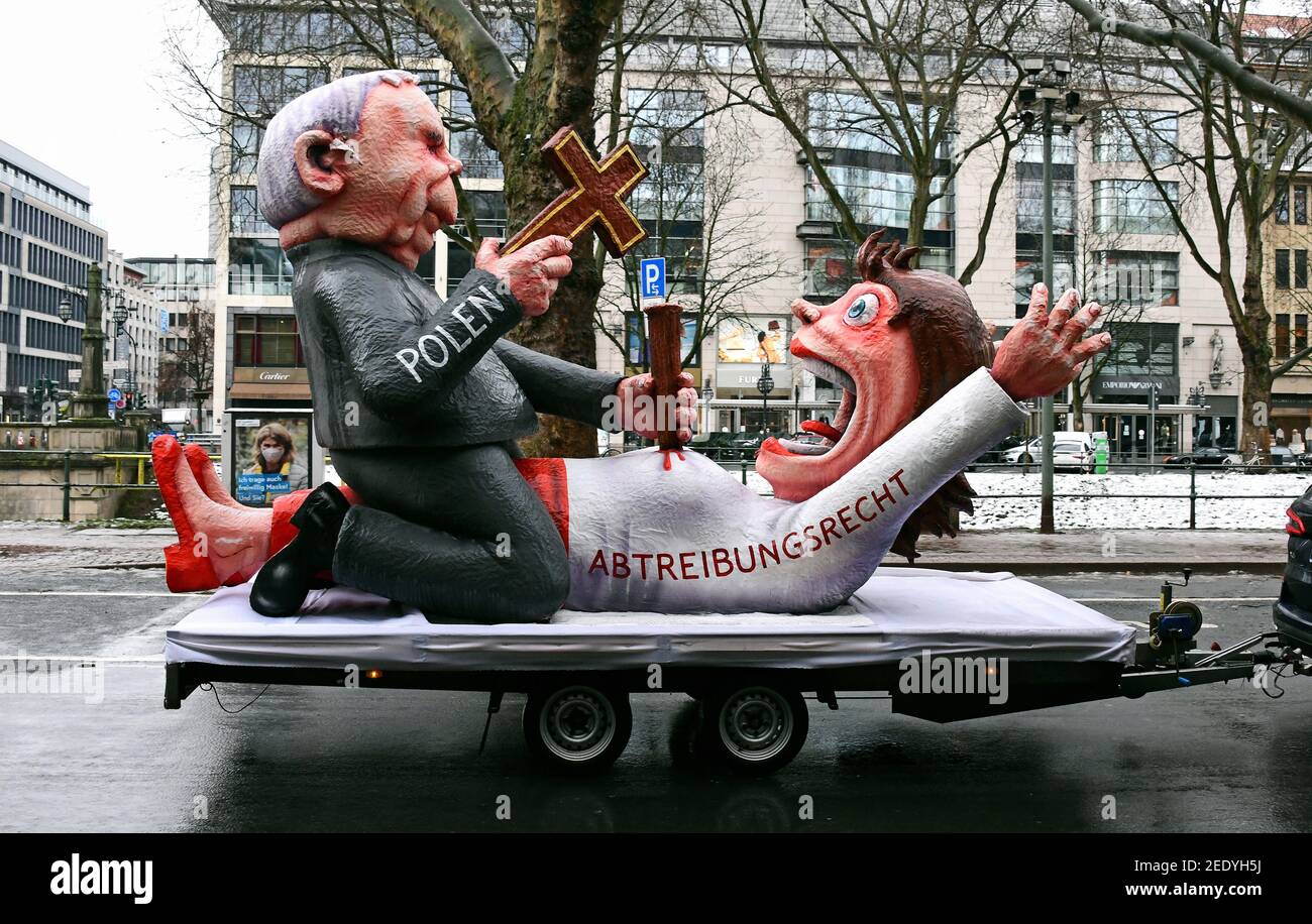 Nonostante il Carnevale sia stato annullato a causa di Corona, il costruttore di galleggianti Jacques Tilly invia un paio di galleggianti a tema attraverso Duesseldorf il Lunedi Rosa. Foto Stock