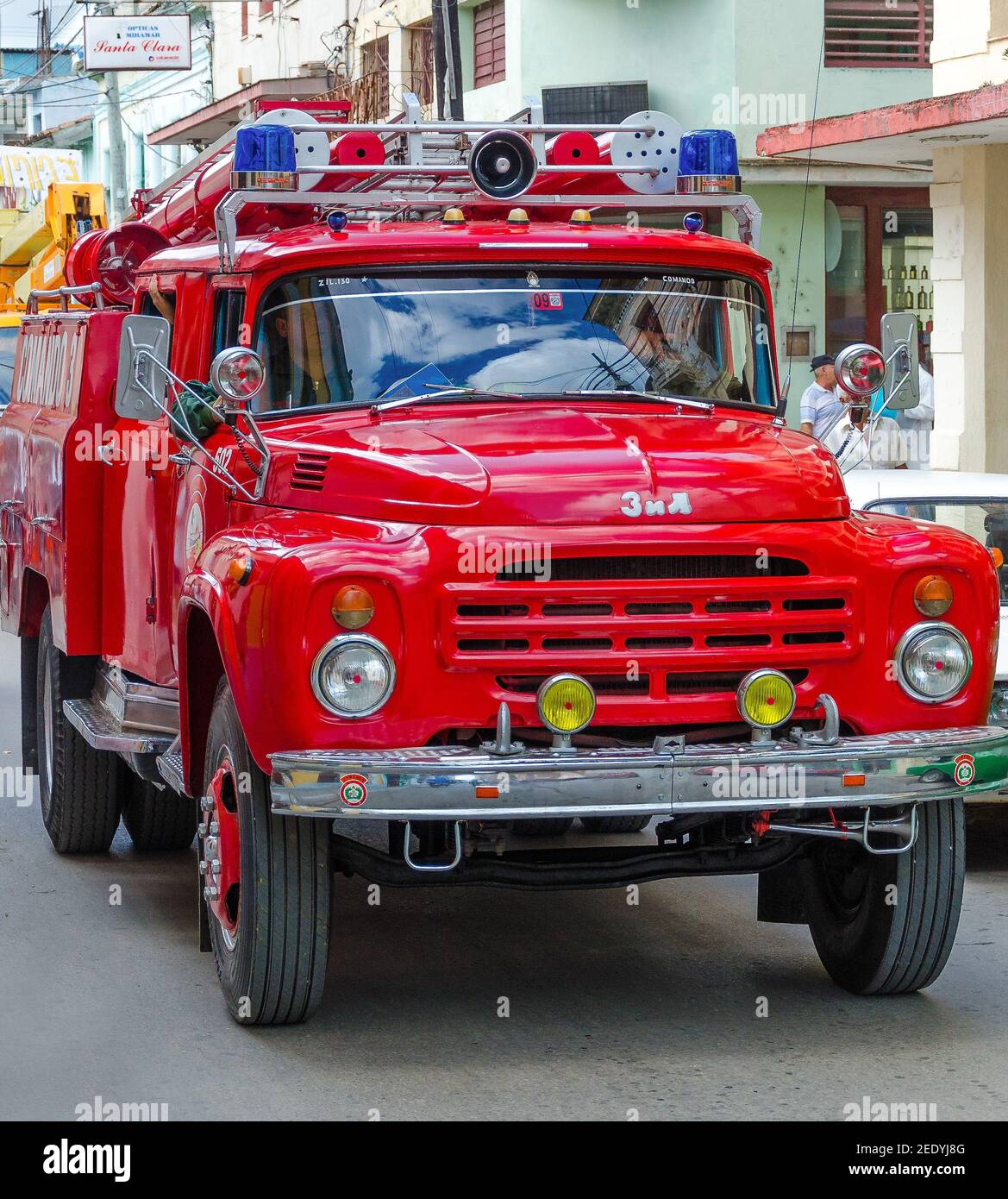 Mezzi di trasporto a Cuba: Autocarro russo che circola, il governo cubano mantiene e utilizza vecchi autocarri russi per vigili del fuoco. Foto Stock