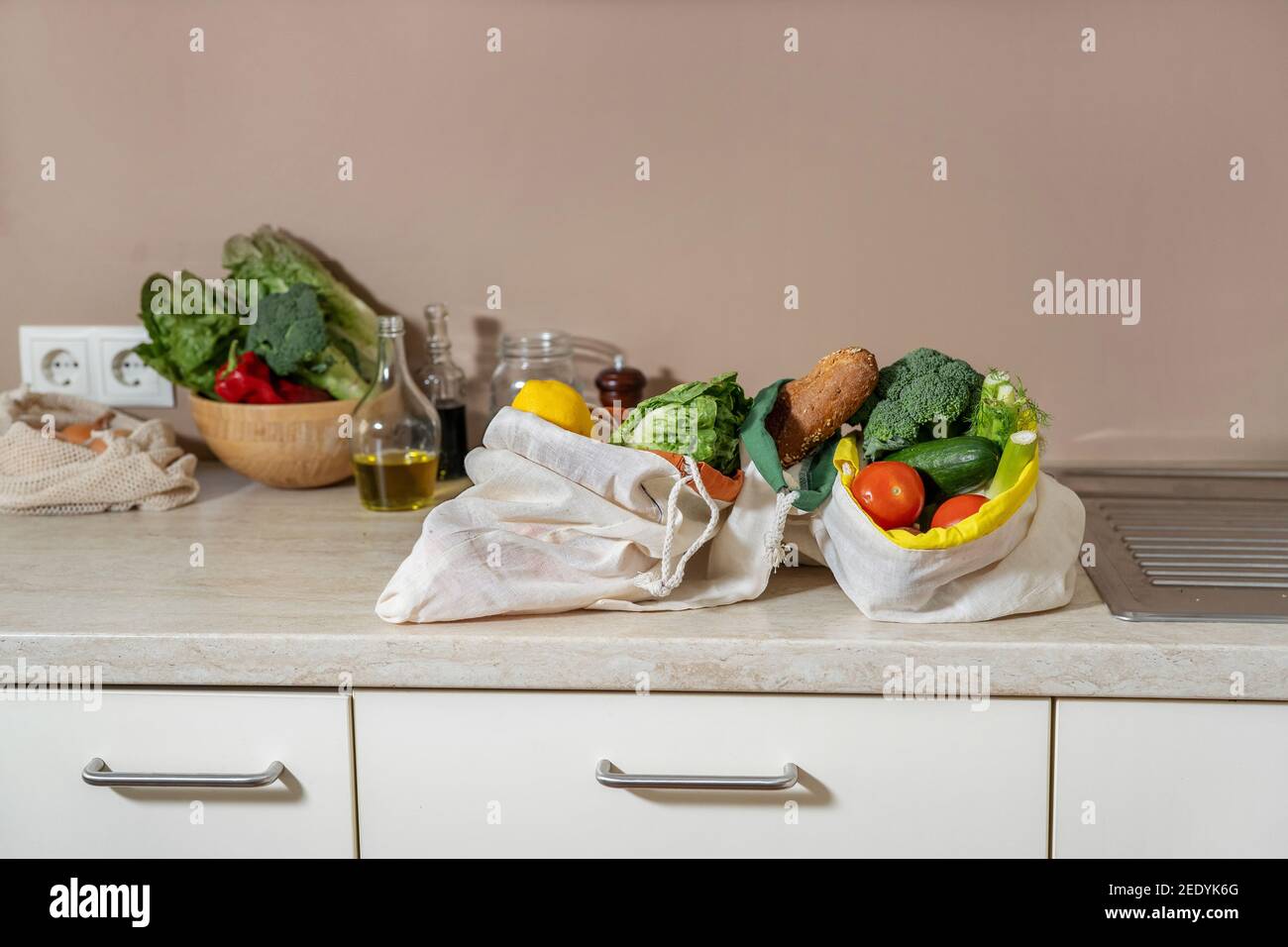Zero sacchi di cotone di scarto con prodotti alimentari Foto Stock