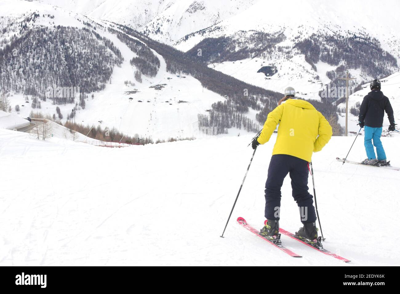 Livigno, Italia. 15 Feb 2021. Livigno: Il blocco e la chiusura degli impianti sciistici non impediscono alle persone di sciare sul lato del Passo del Foscagno. L'ascesa è fatta con taxi collettivi o auto private Editorial Usage Only Credit: Independent Photo Agency/Alamy Live News Foto Stock