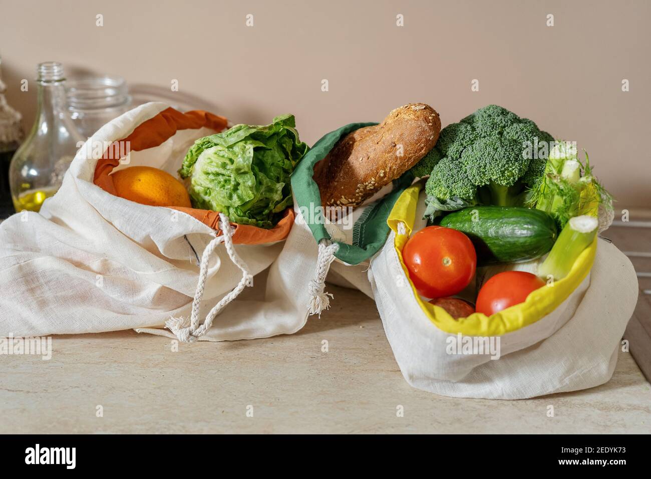 Primo piano di sacchetti di cotone eco-friendly con prodotti alimentari Foto Stock