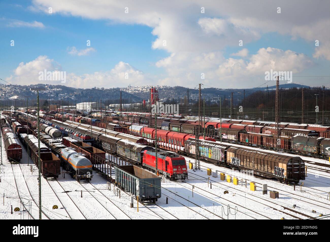 Cantiere di shunting ferroviario a Hagen-Vorhalle, treni merci, neve, inverno, Hagen, Nord Reno-Westfalia, Germania. Eisenbahn-Rangierbahnhof a Hagen-Vor Foto Stock