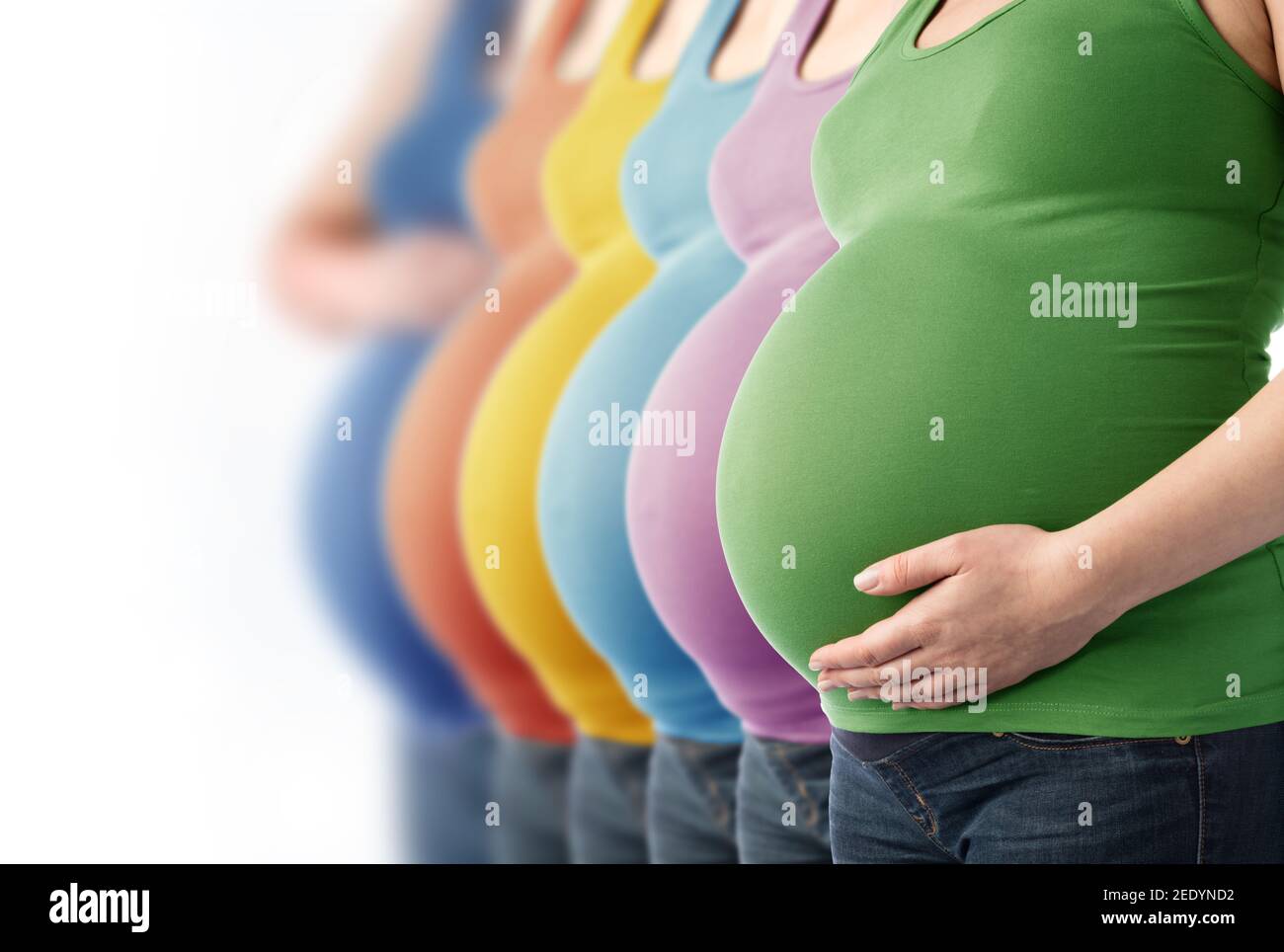 Sei donne incinte in piedi di fila. Attesa di madri. Cellule staminali e screening prenatale. Foto Stock