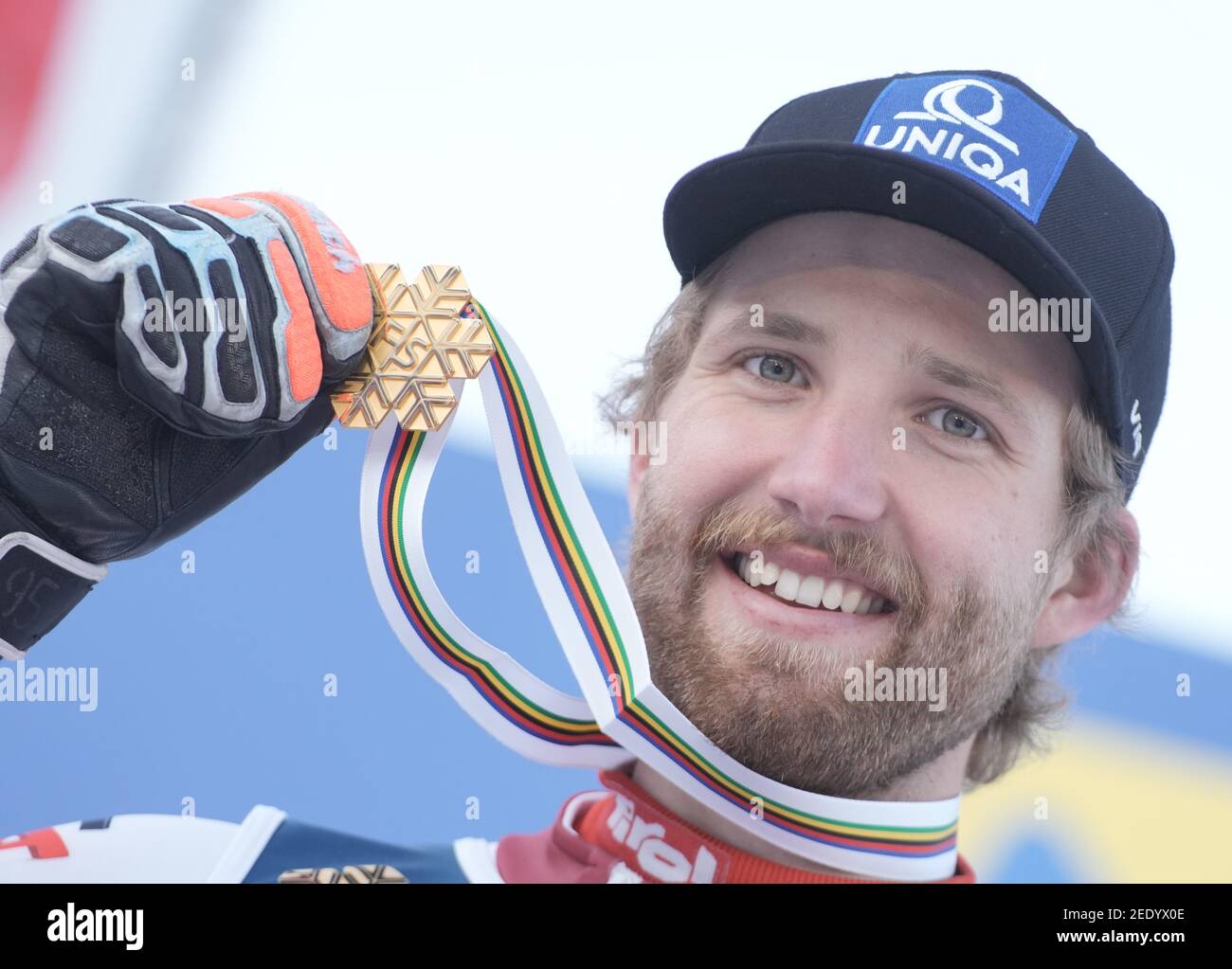 15 febbraio 2021, Italia, Cortina D´ampezzo: Sci alpino: Campionato del mondo, combinato, uomini. Marco Schwarz dall'Austria mostra la sua medaglia d'oro. Foto: Michael Kappeler/dpa Foto Stock