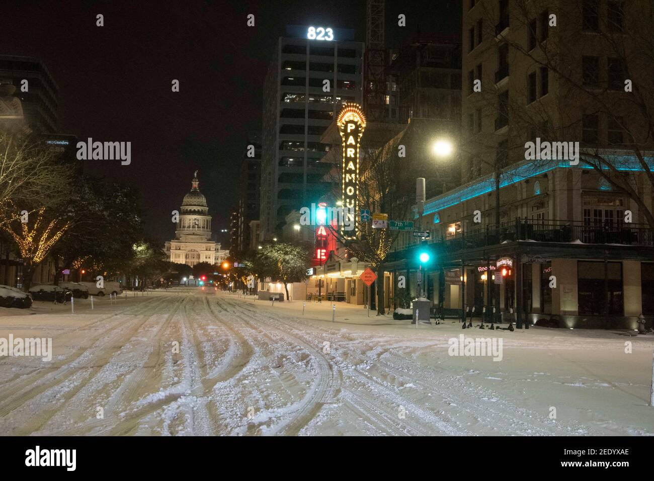 Austin, Texas USA 15 febbraio 2021: Una rara nevicata invernale di almeno mezzo piede colpisce il Texas centrale, mentre il Campidoglio e Congress Avenue diventano quasi impassabili. Sono stati istituiti dei blackout per risparmiare energia elettrica critica. Credit: Bob Daemmrich/Alamy Live News Foto Stock