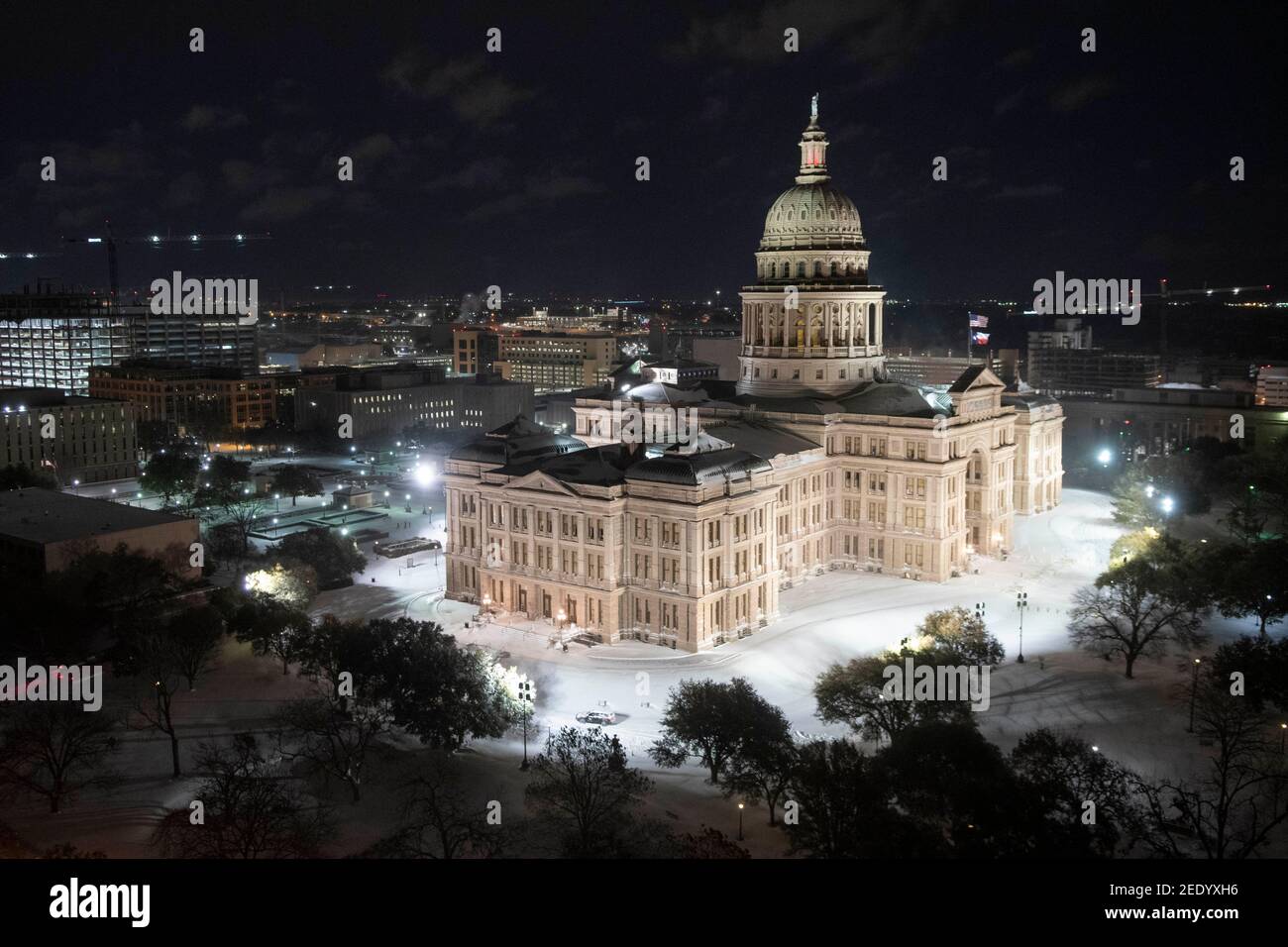 Austin, Texas USA 15 febbraio 2021: Una rara nevicata invernale di almeno mezzo piede colpisce il Texas centrale, mentre il Campidoglio e Congress Avenue diventano quasi impassabili. Sono stati istituiti dei blackout per risparmiare energia elettrica critica. Credit: Bob Daemmrich/Alamy Live News Foto Stock