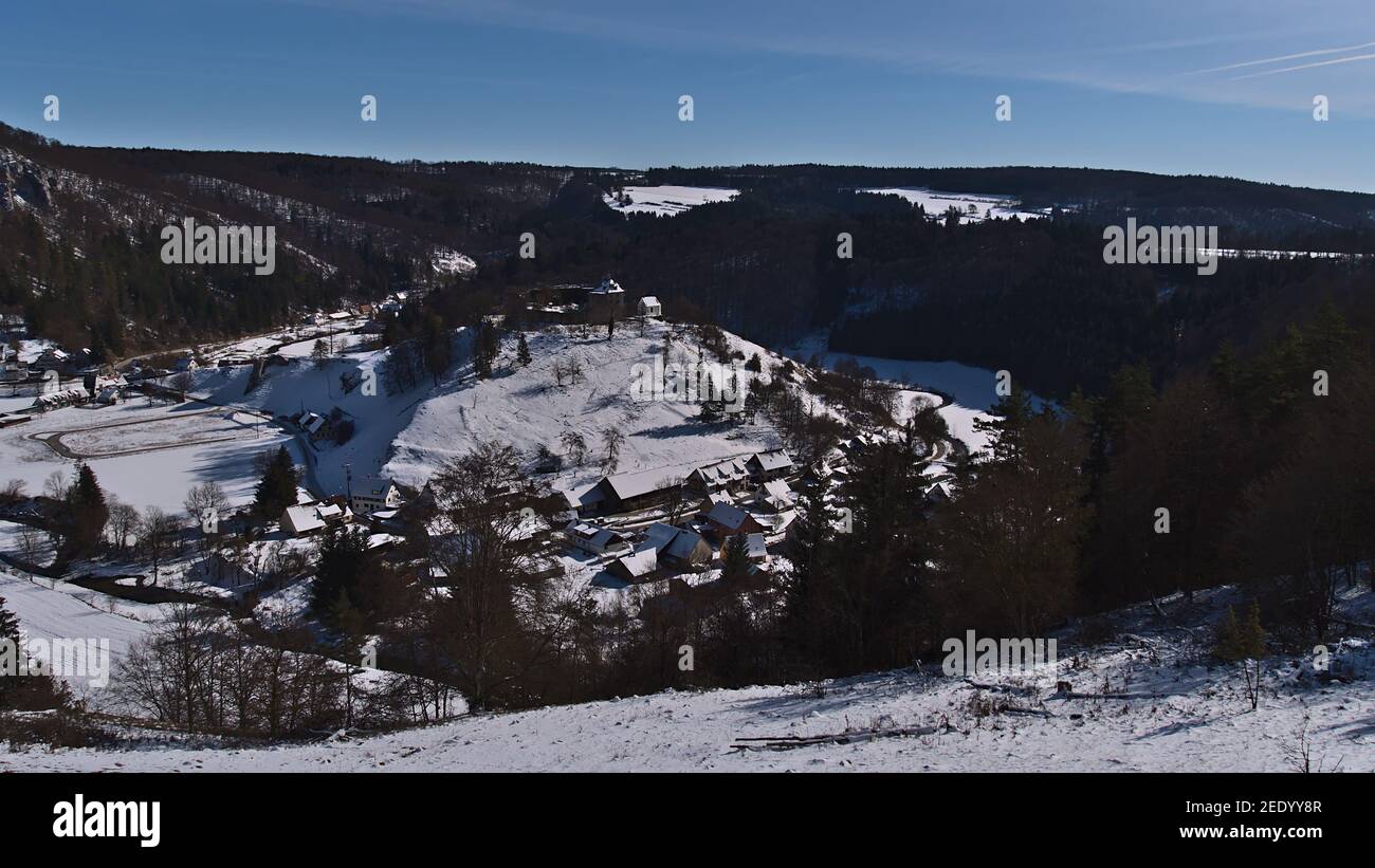 Bella vista panoramica del villaggio rurale Gundelfingen, parte di Münsingen, Germania situato nella valle di Große Lauter nella catena montuosa delle Alb Sveve. Foto Stock