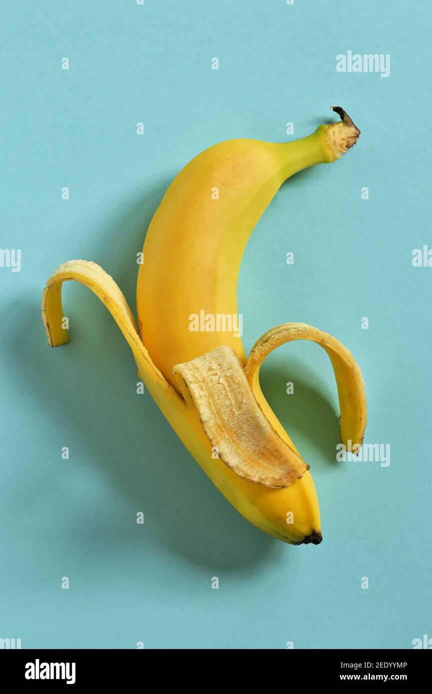 Astratto Peel matura Banana su sfondo Blu Foto Stock