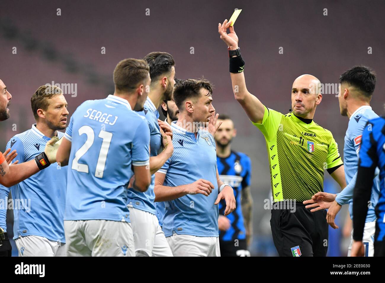 Milano, Italia. 14 Feb 2021. L'arbitro Michael Fabbri libri di Wesley Hoedt del Lazio durante la serie UNA partita tra Inter Milano e Lazio a Giuseppe Meazza a Milano. (Photo Credit: Gonzales Photo/Alamy Live News Foto Stock